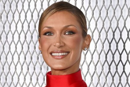 Viac odhalila ako zakryla Bella Hadid v priesvitnej cervenej kreacii vystavila na obdiv prsia a nasledne ostro skritizovala modnu ikonu