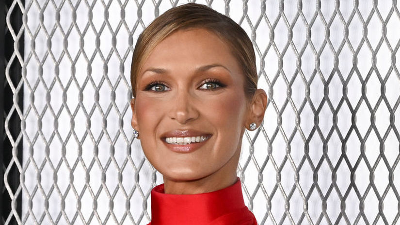 Viac odhalila ako zakryla Bella Hadid v priesvitnej cervenej kreacii vystavila na obdiv prsia a nasledne ostro skritizovala modnu ikonu