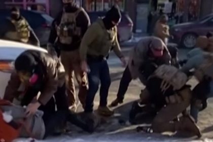 po strelbe v minneapolise sa menia vypovede verzia agentov ice sa rozpada