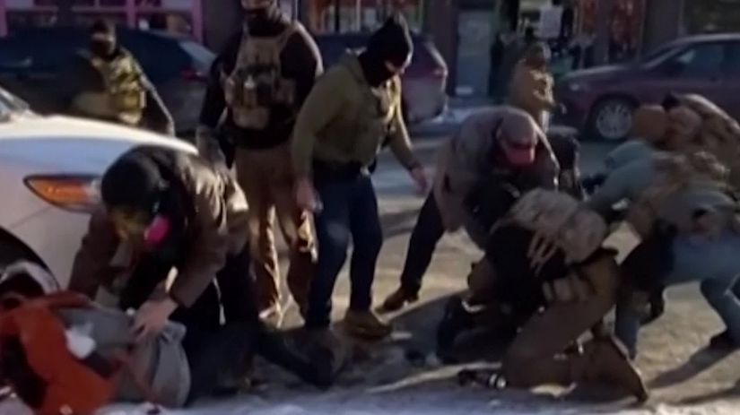 po strelbe v minneapolise sa menia vypovede verzia agentov ice sa rozpada