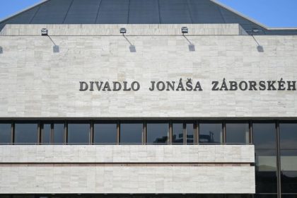 za oponou presovskeho divadla sa odohrava drama herci hovoria o strahu a sikane vedenie odmieta obvinenia