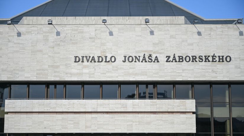 za oponou presovskeho divadla sa odohrava drama herci hovoria o strahu a sikane vedenie odmieta obvinenia