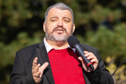 Absurdene divadlo Chmelar hovori o vysmechu spravodlivosti pri ocisteni Nada