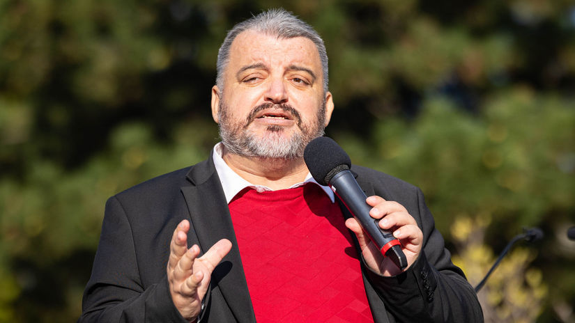 Absurdene divadlo Chmelar hovori o vysmechu spravodlivosti pri ocisteni Nada