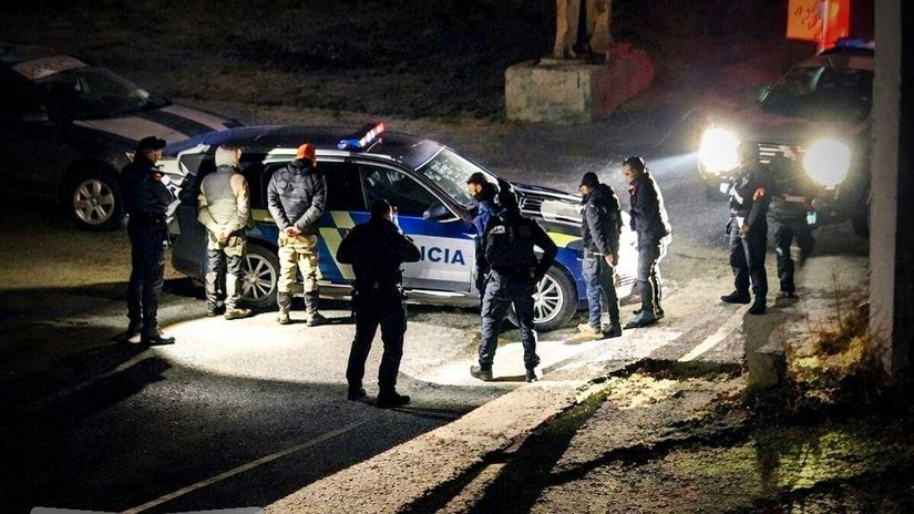 Akcia Bukoza 80 policajtov zasahovalo v byvalej tovarny zadrzali 30 osob