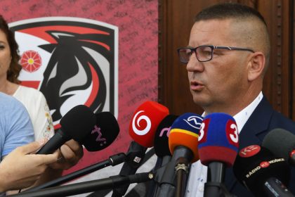 Dalsie vycinanie hokejoveho sefa Luptaka mal pocitit brigadnik Musel sa vraj vyzliect a takmer prisiel o oko A dovod