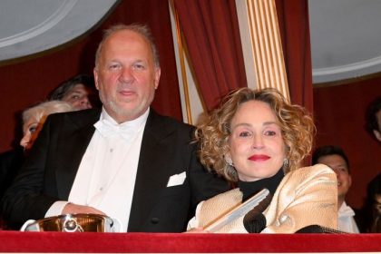 Drama na slavnom plese vo Viedni Sharon Stone s placom utiekla do hotela este pred zaciatkom pestunka Fran vzala na bal svojho ex ktory ma rad muzov
