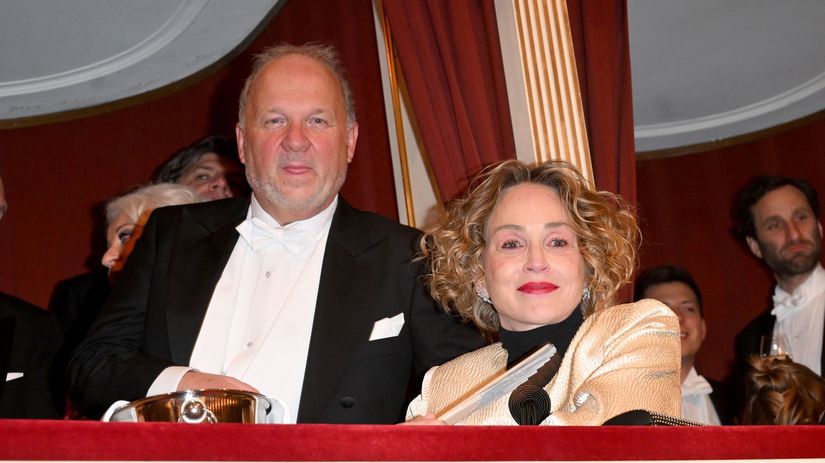 Drama na slavnom plese vo Viedni Sharon Stone s placom utiekla do hotela este pred zaciatkom pestunka Fran vzala na bal svojho ex ktory ma rad muzov