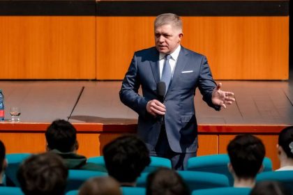 Fico zvazuje zastavenie nudzovych dodavok elektriny na Ukrajinu Premier to pripustil pocas diskusie so studentmi