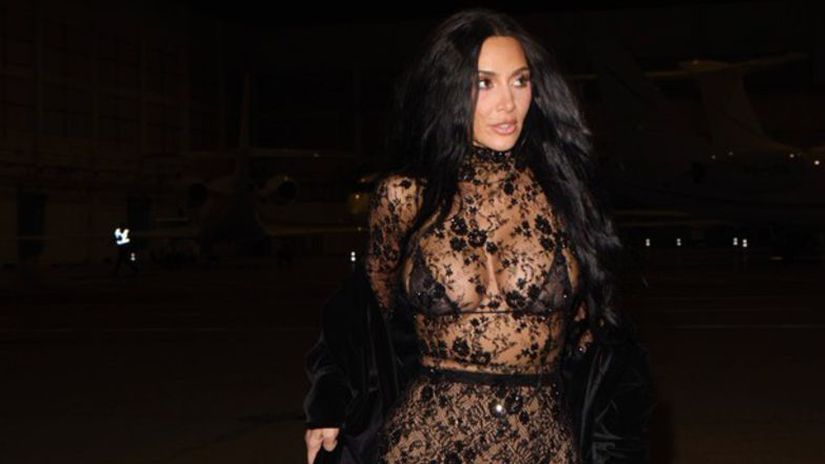 Kim Kardashian v Parizi zbavila zabran v priehladnej cipke vyrazila na romanticku veceru To co mal vidiet len Hamilton vsak ukazala celemu svetu
