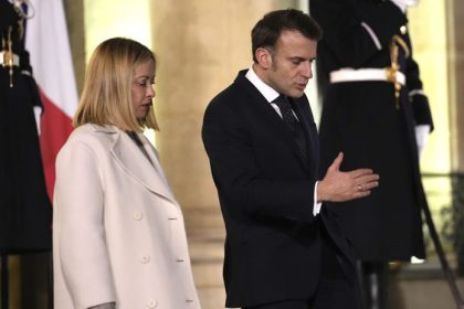 Macron odkazal Meloniovej nech sa postara sama o seba Co je podstatou sporu
