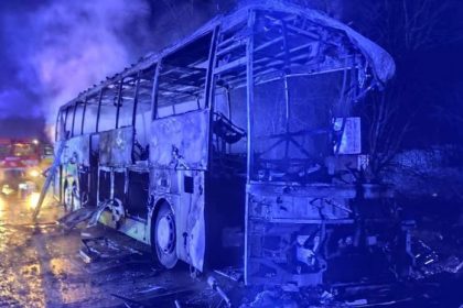 Nestastne rano na Liptove Autobus sa zrazil s kamionom zhorel do tla Vodic zomrel desiatky zranenych