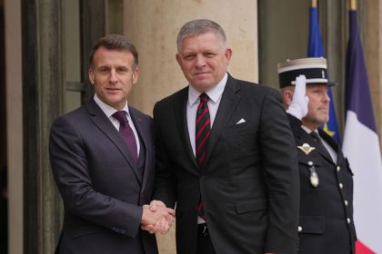 Rozhovor s Macronom sa tykal strategickeho prebudenia EU povedal Fico a kritizoval vedenie Europskej komisie