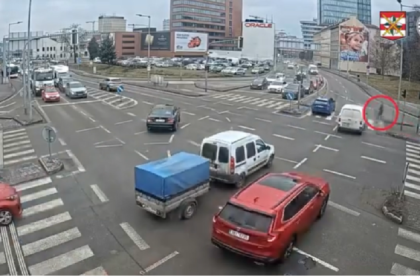 VIDEO Desiva zrazka na priechode Zenu zrazilo auto ked vbehla na cervenu