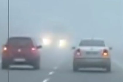 VIDEO Extremne riziko predbiehania v hmle Sekunda delila auto od smrtelnej zrazky s nakladnym autom