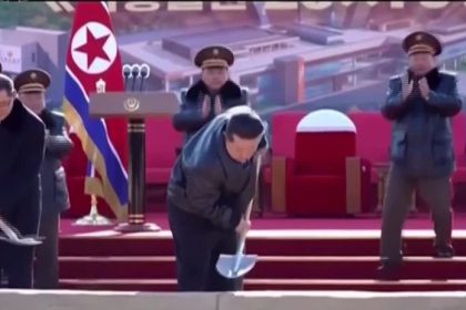 VIDEO Kim Cong un s lopatou v ruke odpalis naloze