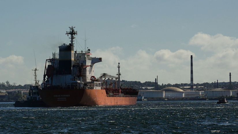 VIDEO USA zadrzali v Indickom oceane tanker ktory usiel z Karibiku a ignoroval Trumpovu blokaciu