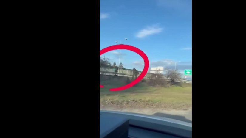 VIDEO Veselo po dialnici Policajti na D1 zachranili zivot riskujucemu kolobezkarovi