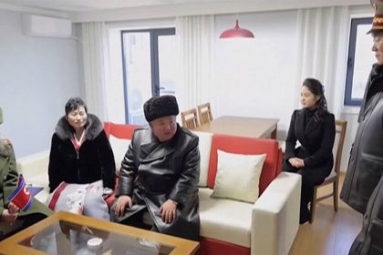 VIDEO Vodca Kim odmeni rodiny padlch vojakov takmito byty Nova stvrt symbolizuje duch a obetu