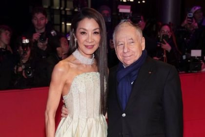 Ziadny d dochodok Michelle Yeoh si v Berlne prevzala Zlateho medveda a poslala silny odkaz filmovemu svetu Ameriku radsej nekomentovala