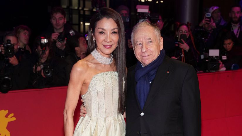 Ziadny d dochodok Michelle Yeoh si v Berlne prevzala Zlateho medveda a poslala silny odkaz filmovemu svetu Ameriku radsej nekomentovala