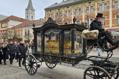 Zlata truhla a honosny koc Kosice sa lucia s romskym kralom Robertom I Prislo desiatky ludi okolie strazi policia