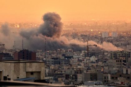 Brutalna vlna utokov Izrael zrovnal so zemou bunkre Chameneho Na ciel zhodili stovku bomb