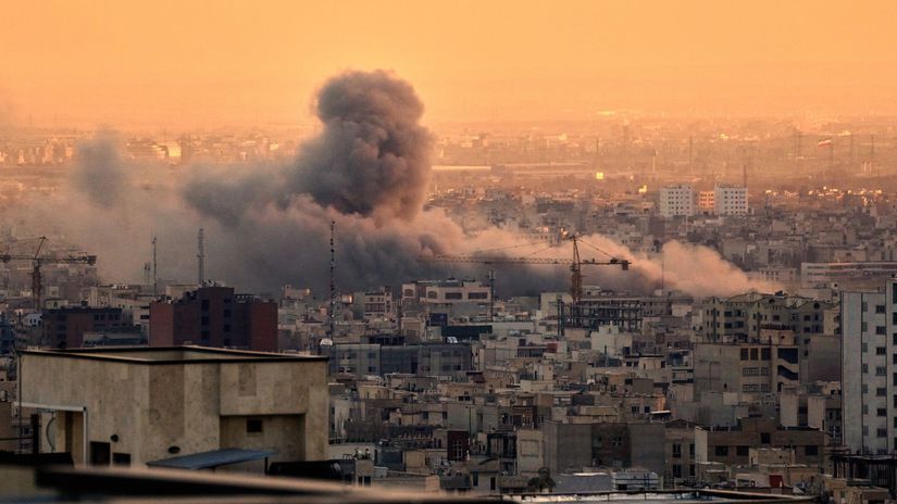 Brutalna vlna utokov Izrael zrovnal so zemou bunkre Chameneho Na ciel zhodili stovku bomb