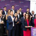 Financie v cervenom prieskumy v zelenom Demokratom stupaju preferencie Maju sancu na parlament
