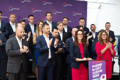 Financie v cervenom prieskumy v zelenom Demokratom stupaju preferencie Maju sancu na parlament