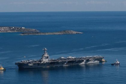 Iranska statna televizia tvrdi ze ich drony zasiahli pychu americkeho namornictva USA to vsak popieraju a tvrdia ze sa ani nepriblizili