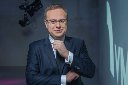 Necakany koniec Vaclav Moravec po viac nez dvoch dekadach opusta Cesku televiziu Obava sa o nezavislost redakcnej prace