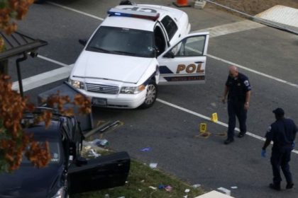 Ozbrojenci otvorili palbu na neoznaene policajne vozidlo Jeden policajt bol zraneny