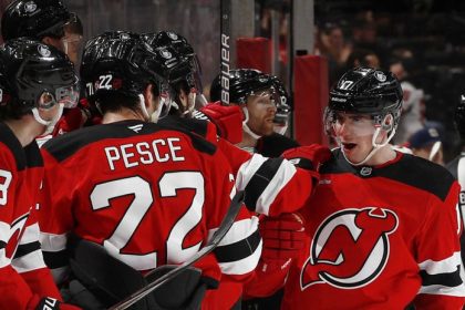Slovenska noc v NHL Nemec skoroaval pri porazke Floridy Slafkovsky asistoval Kapanenovi