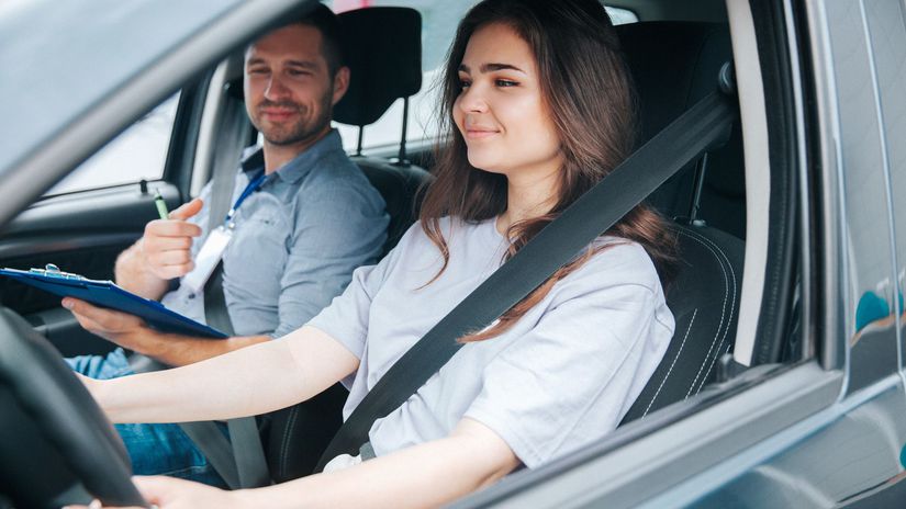 Stat odobera vodicske preukazy aj za stare dlhy alebo chybajucu hotovost na pokutu Za ake dovody vam policajt moze vziat doklady aj bez spachania priestupku ci sposobenia nehody