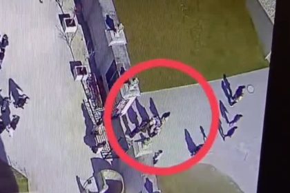 VIDEO Ako operuju vreckari na Bratislavskom hrade Policajti ich prichytia pri cine