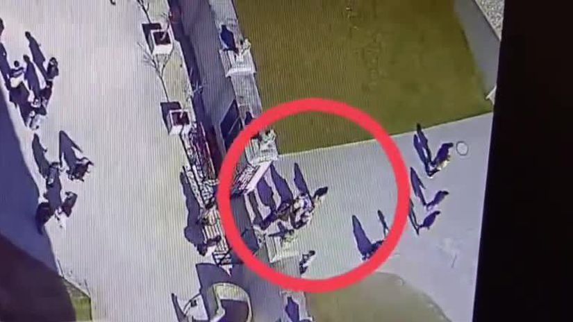 VIDEO Ako operuju vreckari na Bratislavskom hrade Policajti ich prichytia pri cine