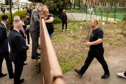 VIDEO Fico zacal rovanie vlady skokom na plot Kabinet schvalil miliony pre region aj nove projekty