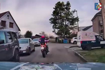 VIDEO Opiteho motorkara nezastavila vobec nic V neuveritelnom hazarde pokracoval v nastolenom trende