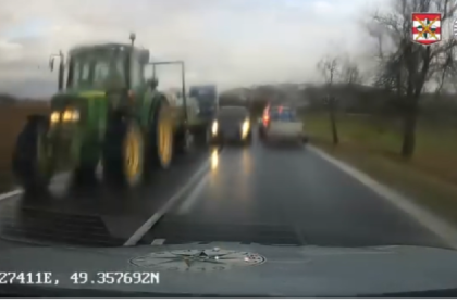 VIDEO Riskantne predbiehanie cez plnu ciaru ktore sa len tak nevidi Sofer to zrealizoval takmer naslepo