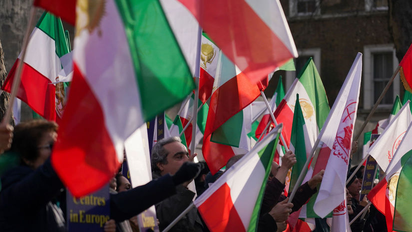 Zatvorenie americkych zakladni a poplatky za Hormuzsky prieliv Iran stanovil podmienky rokovani s USA Z Washingtonu sa ozyva ze su nerealne