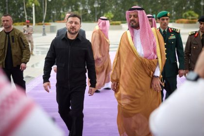 Zelenskyj hlasi historicke dohody Ukrajina sa zapaja do zbrojarskeho biznisu s bohatymi monarchiami