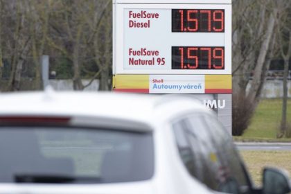 lacna nafta pritahuje palivovych turistov fico planuje drahsiu tankovanie pre cudzincov slovensko medzi tim buduje energeticku poistku