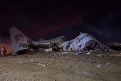 lietadlo v bolivii spadlo na cestu najmenej 15 ludi zahynulo bolo plne penazi z lietadla sa vypracali bankovky