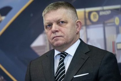 Fico po telefonate s Orbanom EU sa zacina podobat na lod samovrahov Premieri vyzyvaju na obnovenie dialogu s Ruskom a zrusenie sankcii