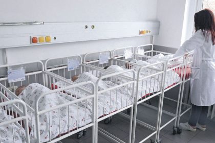 Slovensko zanika Deti sa rodia menej ako pocas vojny stabilitu miest ohrozuje aj rekordny odliv obyvatestva do zahranicia