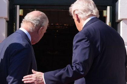 Stacil jeden dotyk Trump na stretnuti s Karolom III opat porusil kralovsky protokol