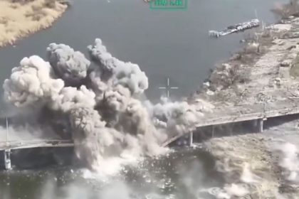 VIDEO Historicky uder dron znicil strategicky most unikatnym sposobom
