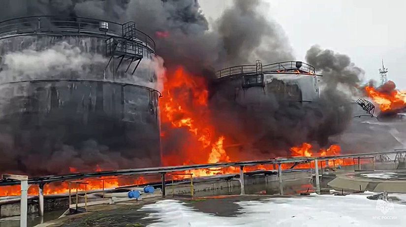 ONLINE Ukrajinske drony znicili Rusom vzacne vojenske lietadla za desiatky milionov V plamenoch skocil aj tanker a sklad ropy