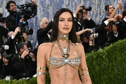 Ruska kraska Shayk ako najvyzleceniesia hviezda MET Gala Prsia schovane len za par kamienkov no nebola sama Donaha sa odhalili aj tieto damy